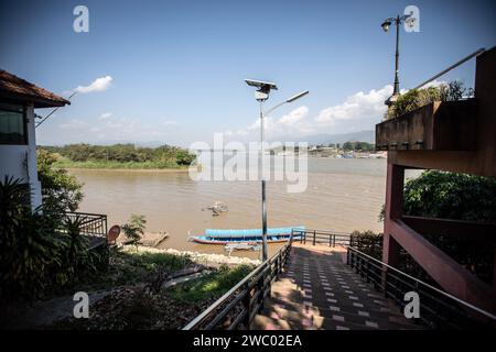 Chiang Saen, Chiang Rai, Thailand. Januar 2024. Ein Blick von der thailändischen Seite von Myanmar (linkes Land) und Laos (rechtes Land) von einem Hafen aus. (Credit Image: © Guillaume Payen/SOPA Images via ZUMA Press Wire) NUR REDAKTIONELLE VERWENDUNG! Nicht für kommerzielle ZWECKE! Stockfoto