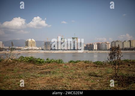 Chiang Saen, Chiang Rai, Thailand. Januar 2024. Kings Romans Casino in Van Pak Len, Laos von Chiang Saen City in Thailand, neben Unterbauten Hochhäusern. (Credit Image: © Guillaume Payen/SOPA Images via ZUMA Press Wire) NUR REDAKTIONELLE VERWENDUNG! Nicht für kommerzielle ZWECKE! Stockfoto