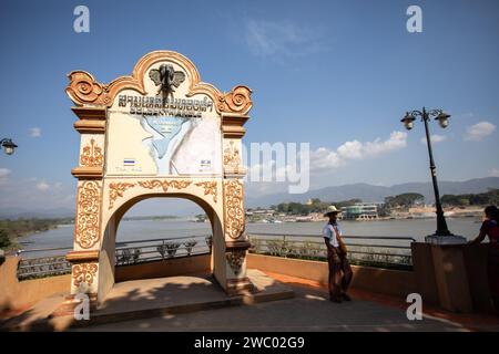 Chiang Saen, Chiang Rai, Thailand. Januar 2024. Ein Blick auf das „Goldene Dreieck“-Tor in Chiang Saen, das die drei Ländergrenzen Myanmar, Thailand und Laos darstellt. (Credit Image: © Guillaume Payen/SOPA Images via ZUMA Press Wire) NUR REDAKTIONELLE VERWENDUNG! Nicht für kommerzielle ZWECKE! Stockfoto
