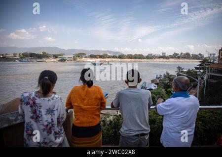 Chiang Saen, Chiang Rai, Thailand. Januar 2024. Einheimische Touristen schauen auf Laos Seite von Chiang Saen, Thailand Seite. (Credit Image: © Guillaume Payen/SOPA Images via ZUMA Press Wire) NUR REDAKTIONELLE VERWENDUNG! Nicht für kommerzielle ZWECKE! Stockfoto