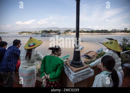 Chiang Saen, Chiang Rai, Thailand. Januar 2024. Einheimische Touristen schauen auf Laos Seite von Chiang Saen, Thailand Seite. (Credit Image: © Guillaume Payen/SOPA Images via ZUMA Press Wire) NUR REDAKTIONELLE VERWENDUNG! Nicht für kommerzielle ZWECKE! Stockfoto