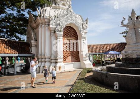 Chiang Saen, Chiang Rai, Thailand. Januar 2024. Westliche Touristen laufen im Goldenen Dreieck in Chiang Saen herum. (Credit Image: © Guillaume Payen/SOPA Images via ZUMA Press Wire) NUR REDAKTIONELLE VERWENDUNG! Nicht für kommerzielle ZWECKE! Stockfoto