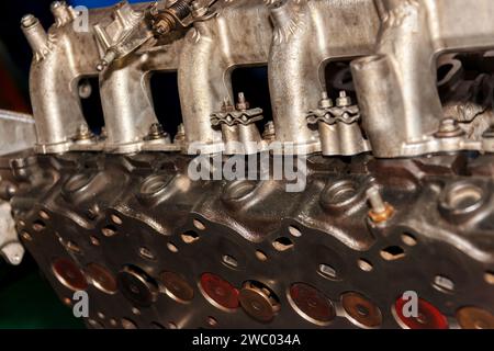 Der Zylinderkopf des Autos wurde bei ausgeschalteten Ventilen geöffnet, in einer Autowerkstatt Stockfoto