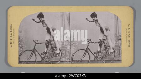 Frau posiert stehend auf einem Fahrrad, Anonymous, LS and Co., 1870 - 1890 Stereogramm. London-Pappe mit fotomechanischem Druck. Fotografische Stützkollotypisierung erwachsener Frau. Fahrrad Stockfoto