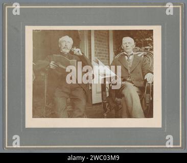 Porträt zweier rauchender Männer mit Zeitung im Garten, anonym, 1908 Pappe. Fotografischer Trägertabak. Zeitung, Nachrichtenblatt. Alter Mann Stockfoto