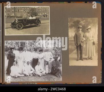 Familienfotos, u. a. in Suriname und Scheveningen, Anonym, ca. 1900 - ca. 1925 Fotoalbum-Magazin mit Fotos eines Paares in einem Auto möglich in Scheveningen, ein Atelierporträt eines Paares und einer Firma wahrscheinlich in Suriname. Teil des Fotoalbums einer unbekannten niederländischen Familie mit Verbindungen in Suriname und den Niederländisch-Indien (1). Niederlande Pappe. Fotografische Unterstützung Gelatine Silberdruck Automobil. Ehe, verheiratetes Paar, "Ehe". Erwachsener Mann. Erwachsene Frau Scheveningen. Suriname Stockfoto