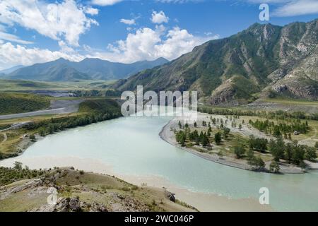 Zusammenfluss der Flüsse Katun und Chuyu in der Republik Altai, Russland, im Frühsommer Stockfoto