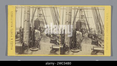 Brücke auf einem Schiff in Cherbourg, Jean Andrieu, 1862 - 1876 Stereogramm Cherbourg Karton. Fotografische Trägeralbumendruck-Schusswaffen: Kanone. Teile des Außenbereichs des Schiffes Stockfoto