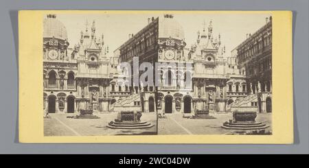Innenhof des Dogenpaleis in Venedig, Anonym, um 1850 - um 1880 Stereogramm aus venezianischem Karton. Fotografischer Trägeralbumendruck faÃ Innenhof. Innenhof des Palastes oder 'Hôtel' Dogepalis Stockfoto