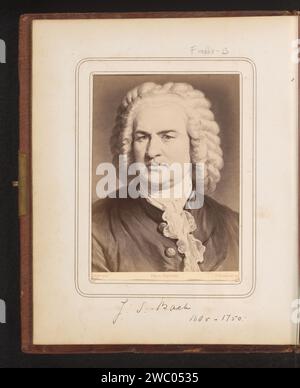 Fotoproduktion eines gemalten Porträts von Johann Sebastian Bach von Carl Jaeger, Friedrich Bruckmann, nach Carl Jaeger, 1870 - 1890 Fotografie. Cabinet Foto dieses Foto ist Teil eines Albums. Pappe. Fotounterstützung Albumendruck Bild, Malen. Historische Personen. Porträt des Komponisten Stockfoto