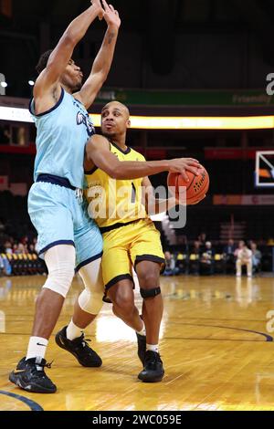 London Ontario Kanada, 11. Januar 2024. Die London Lightning besiegen die Montreal Toundra 122-116 in der BSL. Shadell Millinghaus (1) vom London Lightnin Stockfoto