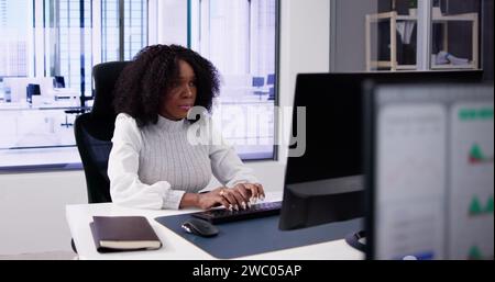 Afroamerikanische Geschäftsdaten-Analytikerin Frau, Die Computer Verwendet Stockfoto