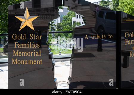 Gold Star Families Memorial Monument mit dem leeren Platz eines salutierenden Soldaten im Arkansas State Capitol in Little Rock, Arkansas. (USA) Stockfoto