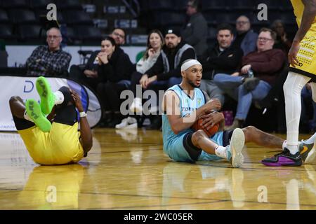 London Ontario Kanada, 11. Januar 2024. Die London Lightning besiegen die Montreal Toundra 122-116 in der BSL. Dewrell Tisdale Jr(7) des Montreal Toundra Stockfoto