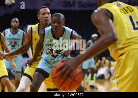 London Ontario Kanada, 11. Januar 2024. Die London Lightning besiegen die Montreal Toundra 122-116 in der BSL. Mouhamadou Dioum(5) des Montreal Toundra. Stockfoto