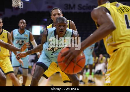 London Ontario Kanada, 11. Januar 2024. Die London Lightning besiegen die Montreal Toundra 122-116 in der BSL. Mouhamadou Dioum(5) des Montreal Toundra. Stockfoto