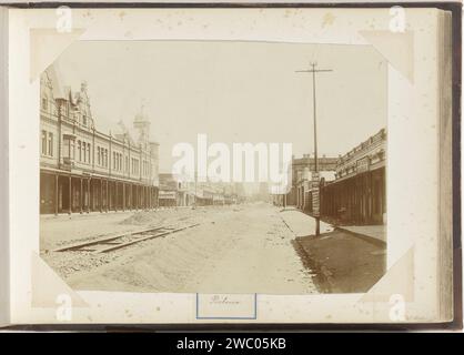 Broken Kirk Street mit Eisenbahnlinie in Pretoria, Anonym, ca. 1890 - ca. 1920 Foto Teil des Albums mit 191 Fotos von einer Reise nach und durch Südafrika. Pretoria-Papier. Fotografische Unterstützungsstraße (+ Stadt(-Landschaft) mit Figuren, Personal) Pretoria Stockfoto