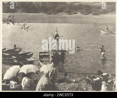 Menschen baden und sonnen sich in einem Fluss, Kalifornien, Harry Smith (Fotograf), 1981 fotografieren United States of America Paper River. Schwimmen (Bewegung im Wasser). Picknick, Alfresco, 'Mittagessen auf dem Gras' Kalifornien Stockfoto