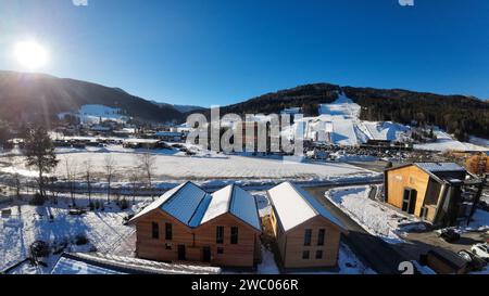Kreischberg, Murau, Steiermark, Österreich: Panorama, Sonne, Winter, Chalets, Drohnenaufnahme, Blick auf Piste Kreischberg *** Kreischberg, Murau, Steiermark, Österreich Panorama, Sonne, Winter, Chalets, Drohnenaufnahme, Blick auf den Kreischberg Stockfoto