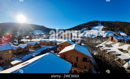 Kreischberg, Murau, Steiermark, Österreich: Panorama, Sonne, Winter, Chalets, Drohnenaufnahme, Blick auf Piste Kreischberg *** Kreischberg, Murau, Steiermark, Österreich Panorama, Sonne, Winter, Chalets, Drohnenaufnahme, Blick auf den Kreischberg Stockfoto