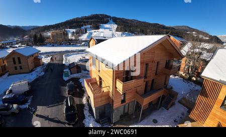 Kreischberg, Murau, Steiermark, Österreich: Panorama, Sonne, Winter, Chalets, Drohnenaufnahme, Blick auf Piste Kreischberg *** Kreischberg, Murau, Steiermark, Österreich Panorama, Sonne, Winter, Chalets, Drohnenaufnahme, Blick auf den Kreischberg Stockfoto