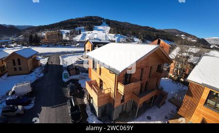 Kreischberg, Murau, Steiermark, Österreich: Panorama, Sonne, Winter, Chalets, Drohnenaufnahme, Blick auf Piste Kreischberg *** Kreischberg, Murau, Steiermark, Österreich Panorama, Sonne, Winter, Chalets, Drohnenaufnahme, Blick auf den Kreischberg Stockfoto