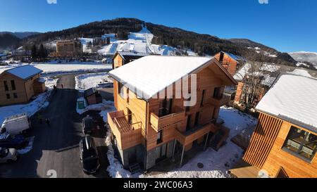 Kreischberg, Murau, Steiermark, Österreich: Panorama, Sonne, Winter, Chalets, Drohnenaufnahme, Blick auf Piste Kreischberg *** Kreischberg, Murau, Steiermark, Österreich Panorama, Sonne, Winter, Chalets, Drohnenaufnahme, Blick auf den Kreischberg Stockfoto