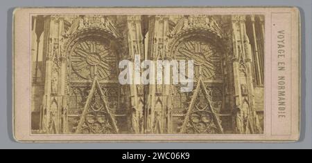 Ansicht eines Kirchenfensters, vermutlich von Notre-Dame in Rouen, Anonym, um 1850 - um 1880 Stereogramm Rouen fotografische Unterstützung. Kirchenfenster aus Pappe mit Albumendruck, z. B. Kathedrale Van Rouen mit Rosenfenster Stockfoto