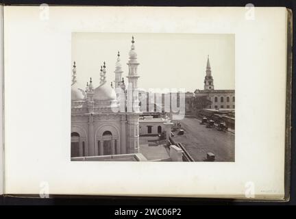 Dharamtala Straße mit der Tipu Sultan Shahi Moschee und der römisch-katholischen Kirche des Heiligen Herzens rechts, Kalkutta, Westbengalen, Indien, anonym, c. 1865 - ca. 1875 Fotografie Teil des Reisealbums mit Aufnahmen von Sehenswürdigkeiten in Indien, Deutschland, der Schweiz und Frankreich. Kolkata fotografischer Support Albumendruck Straße (+ Stadt(-Landschaft) mit Figuren, Personal). Tempel, Schrein  Islam, Mohammedanismus. Kirche (außen) Kalkutta Stockfoto