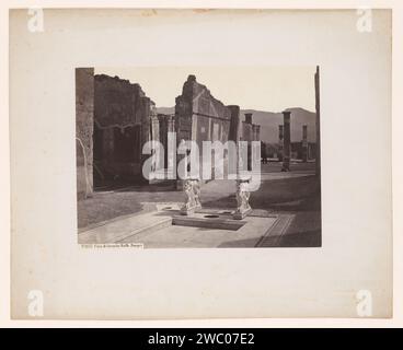 Überreste von Cornelio Rufos Haus in Pompeji, Italien, Giorgio Sommer, 1863 - 1914 Foto Pompeji Karton. Papieralbumendruck Ruine eines Gebäudes  Architektur Pompeji Stockfoto