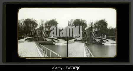 Künstlicher Wasserfall im Parc de Saint-Cloud, Paris, Anonym, 1860 - 1890 Fotografieren Sie den Pariser Glasrutsche Wasserfall Saint-Cloud Stockfoto