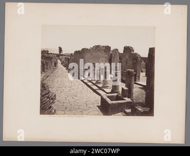 Ruine des Teatro Tragico in Pompeji, Italien, Giorgio Sommer (zugeschrieben), 1857 - 1914 Foto Pompeji Karton. Papieralbumendruck Ruine eines Gebäudes  Architektur tragisches Theater Stockfoto