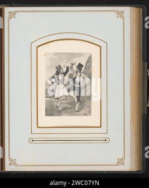 Reproduktion eines Gemäldes eines tanzenden Paares in Bergen in traditioneller Tracht, Anonym, 1890 - 1910 fotomechanischer Druck dieser Druck ist Teil eines Albums. Papierkollotypentanz. Berge. Volkstracht, regionale Tracht Stockfoto