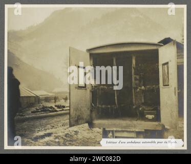 Innenraum eines Krankenwagens für sechs Verletzte, Henri de Rothschild (zugeschrieben), 1916 Foto Teil des Fotoalbums Medical Mission H. de Rothschild an die italienische Front 1916. Dolomiten fotografische Unterstützung Gelatine Silberdruck Krieg (+ Landstreitkräfte). Krankenwagen Dolomiten Stockfoto