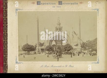 Eingangstor zum Ort der Weltausstellung von 1900 am Place de la Concorde in Paris, 1900 Foto Teil des Fotoalbums mit Aufnahmen der Weltausstellung 1900 in Paris. Paris Pappe. Papier. Fotounterstützung Albumendruck Weltausstellung, Weltausstellung. Tor, Eingang Place de la Concorde Stockfoto