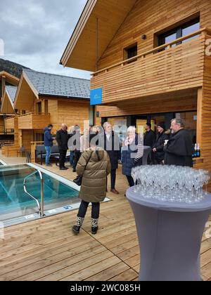Kreischberg, Murau, Steiermark, Österreich: Tag der offenen Tür, Eröffnung Almdorfbau, Chalets Kreischberg Lodges, Bauer Teppich, Empfang Kreischberg *** Kreischberg, Murau, Steiermark, Österreich Tag der offenen Tür, Eröffnung des Almdorfbaus, Chalets Kreischberg Lodges, Bauernteppich, Rezeption Kreischberg Stockfoto