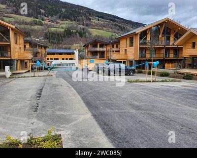 Kreischberg, Murau, Steiermark, Österreich: Tag der offenen Tür, Eröffnung Almdorfbau, Chalets Kreischberg Lodges, Bauer Teppich Kreischberg *** Kreischberg, Murau, Steiermark, Österreich Tag der offenen Tür, Eröffnung von Almdorfbau, Chalets Kreischberg Lodges, Bauer Teppich Kreischberg Stockfoto