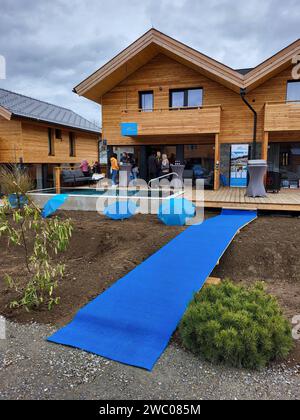 Kreischberg, Murau, Steiermark, Österreich: Tag der offenen Tür, Eröffnung Almdorfbau, Chalets Kreischberg Lodges, Bauer Teppich Kreischberg *** Kreischberg, Murau, Steiermark, Österreich Tag der offenen Tür, Eröffnung von Almdorfbau, Chalets Kreischberg Lodges, Bauer Teppich Kreischberg Stockfoto