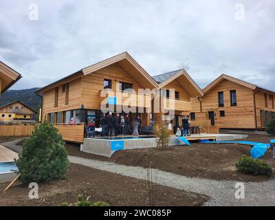 Kreischberg, Murau, Steiermark, Österreich: Tag der offenen Tür, Eröffnung Almdorfbau, Chalets Kreischberg Lodges, Bauer Teppich, Empfang Kreischberg *** Kreischberg, Murau, Steiermark, Österreich Tag der offenen Tür, Eröffnung des Almdorfbaus, Chalets Kreischberg Lodges, Bauernteppich, Rezeption Kreischberg Stockfoto