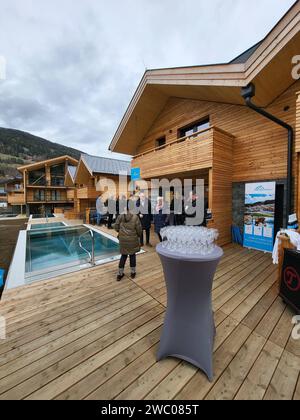 Kreischberg, Murau, Steiermark, Österreich: Tag der offenen Tür, Eröffnung Almdorfbau, Chalets Kreischberg Lodges, Bauer Teppich, Empfang Kreischberg *** Kreischberg, Murau, Steiermark, Österreich Tag der offenen Tür, Eröffnung des Almdorfbaus, Chalets Kreischberg Lodges, Bauernteppich, Rezeption Kreischberg Stockfoto