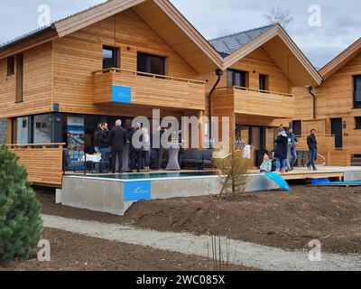 Kreischberg, Murau, Steiermark, Österreich: Tag der offenen Tür, Eröffnung Almdorfbau, Chalets Kreischberg Lodges, Bauer Teppich, Empfang Kreischberg *** Kreischberg, Murau, Steiermark, Österreich Tag der offenen Tür, Eröffnung des Almdorfbaus, Chalets Kreischberg Lodges, Bauernteppich, Rezeption Kreischberg Stockfoto