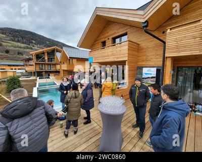 Kreischberg, Murau, Steiermark, Österreich: Tag der offenen Tür, Eröffnung Almdorfbau, Chalets Kreischberg Lodges, Bauer Teppich, Empfang Kreischberg *** Kreischberg, Murau, Steiermark, Österreich Tag der offenen Tür, Eröffnung des Almdorfbaus, Chalets Kreischberg Lodges, Bauernteppich, Rezeption Kreischberg Stockfoto