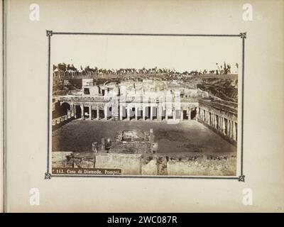 Überreste des Hauses Diomedes in Pompeji, um 1860 - um 1900 Fotografie Teil des Fotoalbums mit Aufnahmen von Ausgrabungen in Pompeji von Roberto Rive. Pompeji-Papier. Fotografische Unterstützung Albumendruck Ausgrabung  Archäologie. villa Pompeji Stockfoto