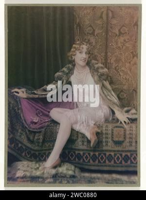 Lettie van Lier -van Wijk, Mannequin Hirsch, Jacob Merkelbach, 1920 - 1930 Fotografie Amsterdam Fotografie: Papier. Secondary Drager Drager: Pappe historische Personen (Porträts und Szenen aus dem Leben) - BB - Frau. Werbung Stockfoto