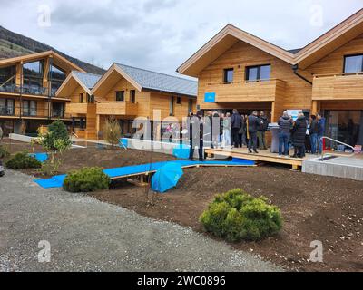 Kreischberg, Murau, Steiermark, Österreich: Tag der offenen Tür, Eröffnung Almdorfbau, Chalets Kreischberg Lodges, Bauer Teppich, Empfang Kreischberg *** Kreischberg, Murau, Steiermark, Österreich Tag der offenen Tür, Eröffnung des Almdorfbaus, Chalets Kreischberg Lodges, Bauernteppich, Rezeption Kreischberg Stockfoto