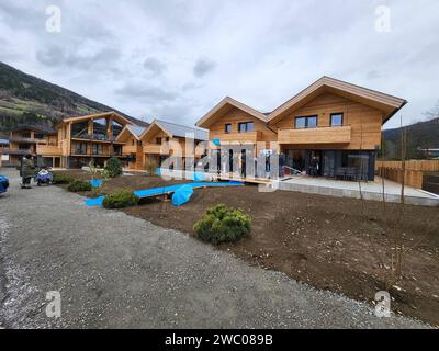 Kreischberg, Murau, Steiermark, Österreich: Tag der offenen Tür, Eröffnung Almdorfbau, Chalets Kreischberg Lodges, Bauer Teppich, Empfang Kreischberg *** Kreischberg, Murau, Steiermark, Österreich Tag der offenen Tür, Eröffnung des Almdorfbaus, Chalets Kreischberg Lodges, Bauernteppich, Rezeption Kreischberg Stockfoto