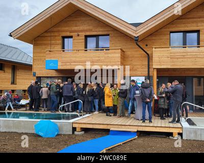 Kreischberg, Murau, Steiermark, Österreich: Tag der offenen Tür, Eröffnung Almdorfbau, Chalets Kreischberg Lodges, Bauer Teppich, Empfang Kreischberg *** Kreischberg, Murau, Steiermark, Österreich Tag der offenen Tür, Eröffnung des Almdorfbaus, Chalets Kreischberg Lodges, Bauernteppich, Rezeption Kreischberg Stockfoto