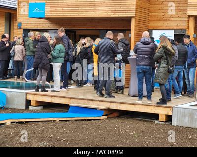 Kreischberg, Murau, Steiermark, Österreich: Tag der offenen Tür, Eröffnung Almdorfbau, Chalets Kreischberg Lodges, Bauer Teppich, Empfang Kreischberg *** Kreischberg, Murau, Steiermark, Österreich Tag der offenen Tür, Eröffnung des Almdorfbaus, Chalets Kreischberg Lodges, Bauernteppich, Rezeption Kreischberg Stockfoto