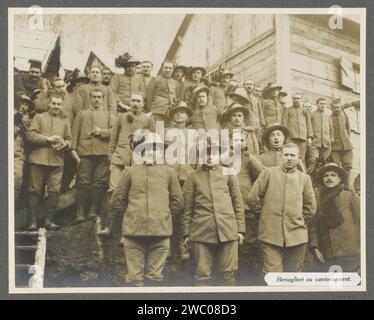 Italienische Bersaglieri posieren vor ihrer Kaserne in den Dolomiten, Henri de Rothschild (zugeschrieben), 1916 Foto Bersaglieri, ein italienisches Infanterie-Bataillon, posiert für ihre Kaserne. Einige von ihnen tragen die typische Kopfbedeckung dieser Armeeeinheit, einen schwarz-grünen Hut mit Hahnfedern auf der rechten Seite. Teil des Fotoalbums Medical Mission H. de Rothschild an die italienische Front 1916. Dolomiten fotografische Unterstützung Gelatine Silberdruck Krieg (+ Landstreitkräfte). Kasernen (+ Landstreitkräfte) Dolomiten Stockfoto