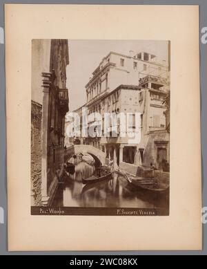 Blick auf den Palazzo Rezzonico -Widmann in Venedig, Paolo Salviati, 1860 - 1870 Foto Venedig Papier. Pappe Albumendruck Kanäle, Gewässer (in der Stadt). Brücke in der Stadt über Fluss, Kanal usw. Städtisches Wohnungswesen Venedig Stockfoto